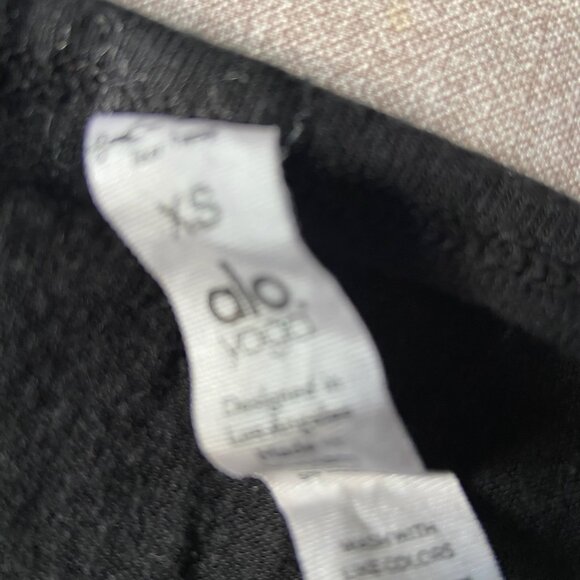 EUC ALO Yoga Black Fitted Twist Front Top Sz XS - Picture 4 of 5